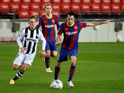 Busquets, ante Dani Gómez y De Jong, en el partido entre el Barcelona y el Levante.