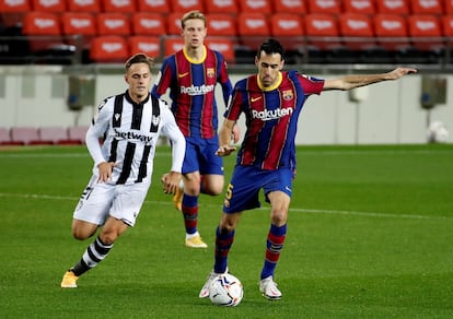 Busquets, ante Dani Gómez y De Jong, en el partido entre el Barcelona y el Levante.