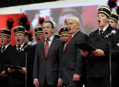 Frank-Walter Steinmeier (con corbata roja) y el nuevo presidente del SPD, Franz Müntefering (a su derecha), cantan en la apertura del congreso.