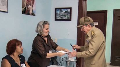 O presidente de Cuba, Raúl Castro, antes de votar neste domingo