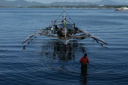 Pescadores en un banka, el barco tradicional de pescadores filipinos, en la provincia de Palawan. 120 millones de personas viven en zonas costeras en el Triángulo de Coral.