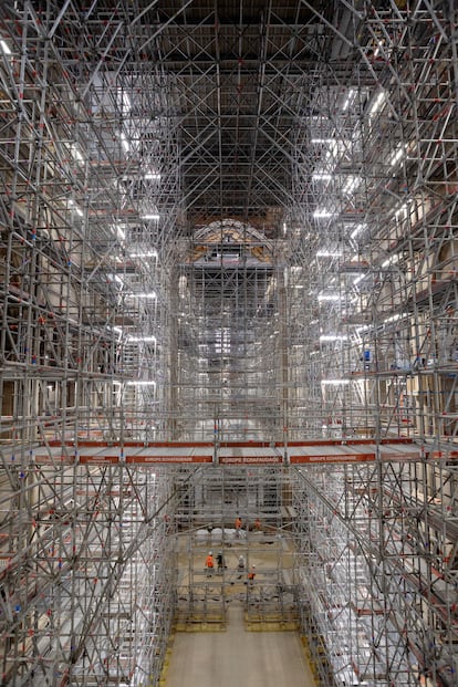 Arquitectos, ingenieros y arqueólogos trabajan en colaboración en la zona del ábside de la catedral, en febrero de 2022.