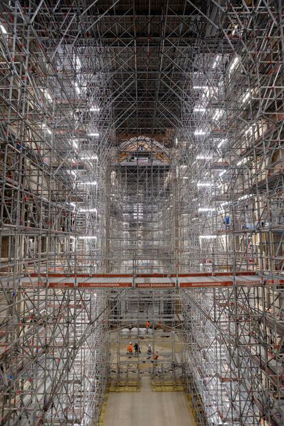 Arquitectos, ingenieros y arqueólogos trabajan en colaboración en la zona del ábside de la catedral, en febrero de 2022.