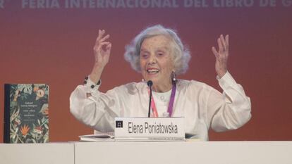 Elena Poniatowska durante el acto en la FIL el miércoles