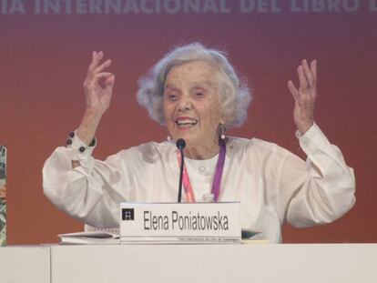 Elena Poniatowska durante el acto en la FIL el mi&eacute;rcoles