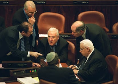 El primer ministro israelí, Ariel Sharon (derecha), junto a varios ministros, ayer durante una sesión parlamentaria.