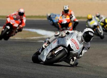 Lorenzo encabeza la carrera de Estoril seguido por Stoner, a la izquierda,  Pedrosa y Rossi.