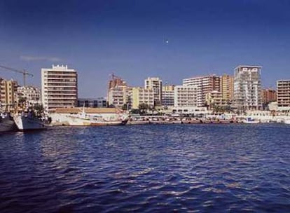 Bloques de torres en construcción en el entorno del puerto de Calp.