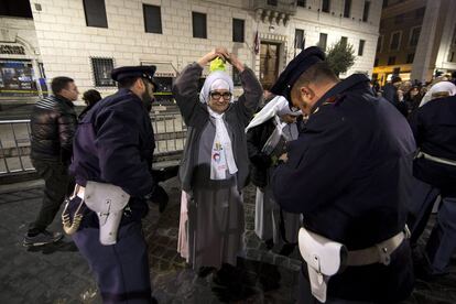 Carabineros someten a un control de seguridad a una monja a su llegada a la plaza de San Pedro del Vaticano, en el Vaticano.