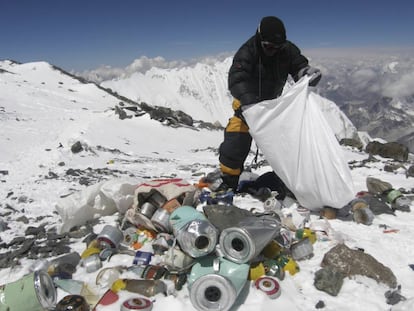 Un hombre recogiendo basura del Everest en 2010.