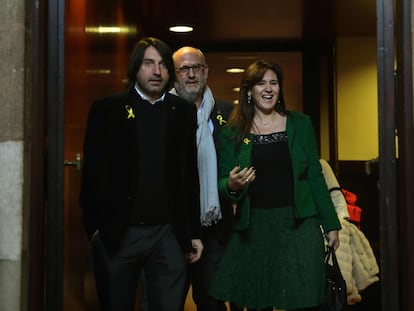 Francesc de Dalmases (izquierda), junto con Eduard Pujol y Laura Borràs, el 9 de febrero de 2018 en Barcelona.