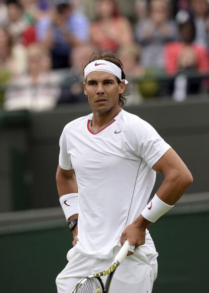 El tenista español se lamenta durante su enfrentamiento contra el belga Steve Darcis, en el partido de primera ronda del torneo de tenis de Wimbledon. Cedió a la primera en un grande por primera vez en su carrera.