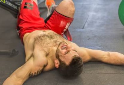 Mat Fraser, exhausto, después de un día de competición.