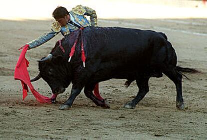 Eulalio López,<i>Zotoluco</i>, en el primer toro de su lote.