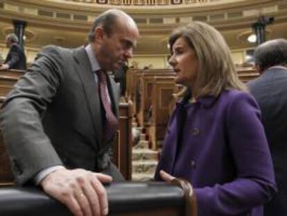 El ministro de Economía, Luis de Guindos, y la ministra de Empleo y Seguridad Social, Fátima Báñez, serán los representantes de España en la reunión de Roma. EFE/Archivo