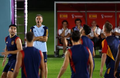 Luis Enrique dirige el sábado en Doha el entrenamiento de España previo al partido contra Alemania de este domingo.