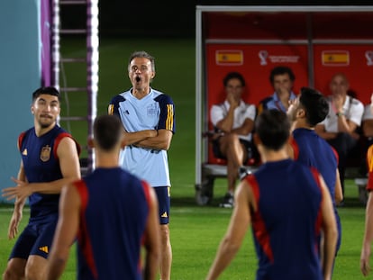 Luis Enrique dirige el sábado en Doha el entrenamiento de España previo al partido contra Alemania de este domingo.