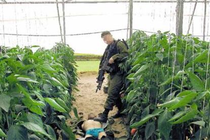 Un soldado israelí pisa el cadáver de un palestino en el sur de Gaza.