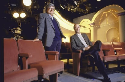 Roger Ebert (de pie) y Gene Siskel en el sencillo plató del programa 'Siskel and Ebert at the Movies'.