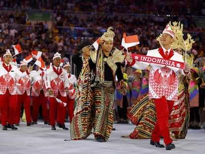 Delegaci&oacute;n de Indonesia durante el desfile.