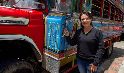 Claudia Cirley López, junto a una chiva en Granada.