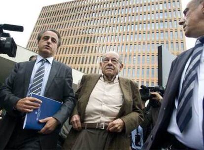 Fèlix Millet (a la derecha), junto a su abogado, ayer, tras prestar declaración.