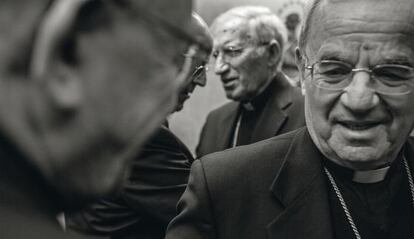 En el centro de la imagen, Ricardo Blázquez (a la izquierda) conversa con su predecesor al frente de la CEE, el cardenal Antonio María Rouco Varela.
