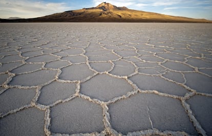 O salar de Uyuni, na Bolívia, é tão 'mundo lunar' que foi usado como locação do último filme da saga Star Wars, “O Último Jedi”, para representar Crait, o planeta onde ocorre a sangrenta batalha entre a Resistência e a Primeira Ordem. O local, formado por 10.000 milhões de toneladas de sal, oferece um imponente enquadramento montanhoso que faz deste local o principal atrativo turístico do país sul-americano. Ele pode ser visto do espaço.