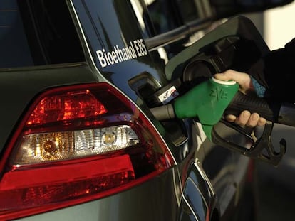 Una persona llena el depósito de su coche con bioetanol, menos contaminante que la gasolina.