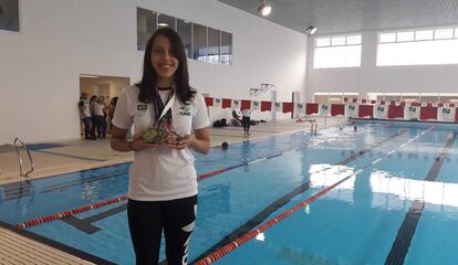 Stephanie posa com suas medalhas no Centro Paralímpico Brasileiro, em São Paulo.