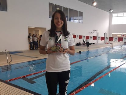 Stephanie posa com suas medalhas no Centro Paralímpico Brasileiro, em São Paulo.