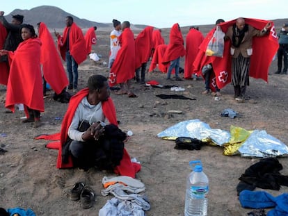 Migrantes llegados en patera el pasado 27 de diciembre al municipio de Pájara, en el sur de Fuerteventura.