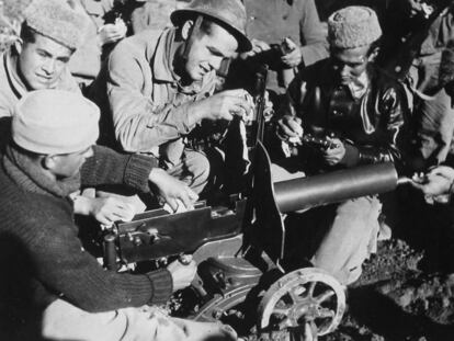 Primera práctica de los combatientes de las Brigadas Internacionales con la ametralladora (1936).