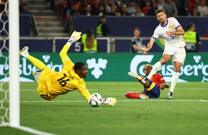 Lamine Yamal marca el quinto gol de España ante Francia.