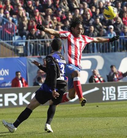 Falcao intenta un remate de cabeza durante el partido.