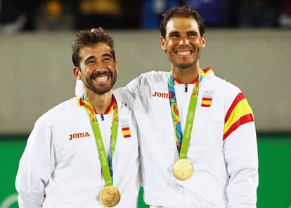 Rafa Nadal y Marc López posan en el pódium con sus medallas de oro, el 12 de agosto, tras la competición de dobles de tenis.