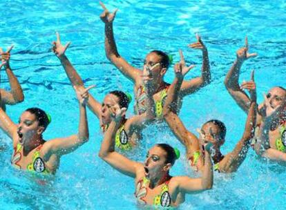 El equipo español, durante la final de rutina técnica.