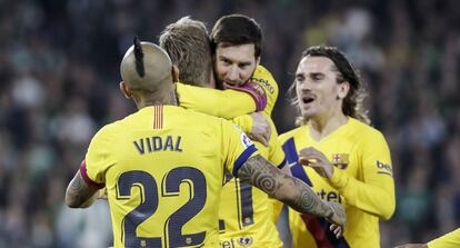De Jong y Messi festejan el primer tanto el Barcelona.