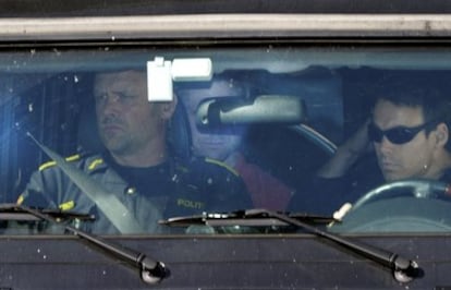 Anders Behring Breivik (en la parte trasera del coche) a su llegada a a comisaría de policía de Oslo