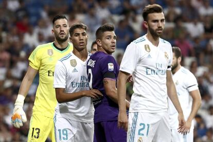 Los jugadores del Real Madrid Kiko Casilla (i), el hispano-marroquí Achraf Hakimi (2i) y Borja Mayoral (d), junto al argentino Giovanni Simeone (2d), de la Fiorentina.