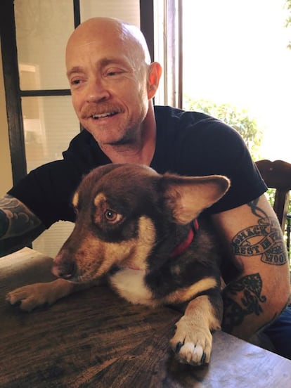 Activista pro derechos de la comunidad transgénero y productor e intérprete de cine porno. Buck Angel –también conocido como 'El hombre con vagina'- lleva muchos años luchando por cambiar la cara a la industria del sexo. Cuando no pone su granito de arena produciendo y participando en películas pornográficas en las que normaliza su sexualidad y la de otros actores 'trans', recorre Estados Unidos ofreciendo charlas en las que ayuda a visibilizar su historia y la de otros miembros de su comunidad.