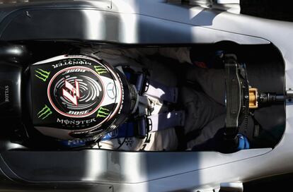 El piloto de Mercedes, Valtteri Bottas, conduce su Mercedes F1 WO8 en el pitlane durante los entrenamientos de Fórmula 1 en el circuito de Cataluña en Montmeló (Barcelona)