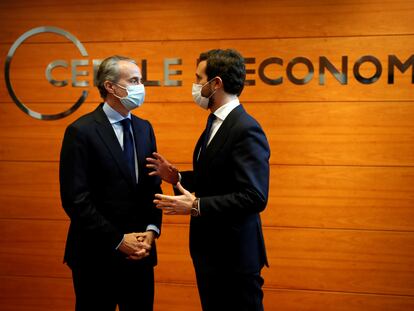 El presidente del PP, Pablo Casado, junto con el presidente del Cercle d'Economia de Barcelona, Javier Faus (i), momentos antes de su conferencia.