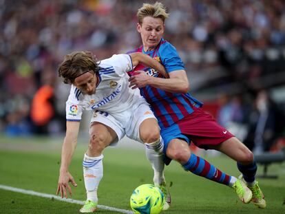 Modric protege la pelota ante De Jong, este domingo en el clásico del Camp Nou.