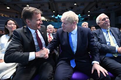 De izquierda a derecha, Jeremy Hunt y Boris Johnson estrechan su mano cuando Johnson es anunciado como el nuevo líder del Partido Conservador en un evento en Londres (Reino Unido), este martes. El exalcalde de Londres ha vencido en las primarias 'tories', con el 66% de apoyo y 92.153 votos, frente a su rival, el ministro de Exteriores, Jeremy Hunt, que ha obtenido un respaldo del 34% y 46.656 papeletas. La reina Isabel II, tras despedirse de Theresa May, le encargará mañana a Johnson que forme nuevo Gobierno.
