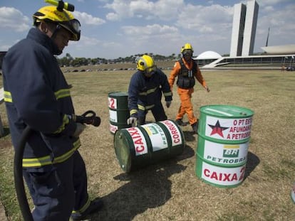 Polícia recolhe barris deixados em frente ao Congresso em setembro.