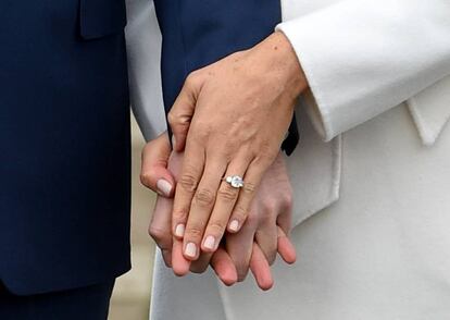 Anel de compromisso de Meghan Markle, nos jardins do palácio de Kensington, em 27 de novembro de 2017.