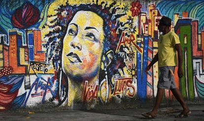 Un hombre frente a un mural de Marielle Franco, en Río de Janeiro.