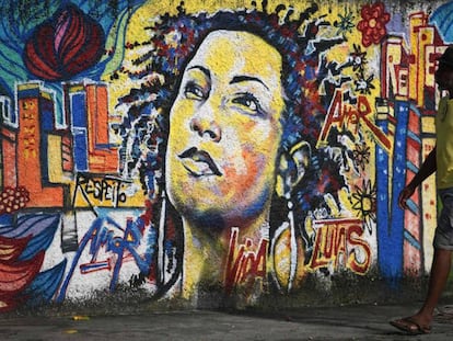 Un hombre frente a un mural de Marielle Franco, en Río de Janeiro.