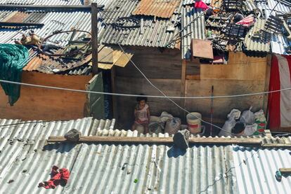 Una niña en un barrio marginal de Asunción (Paraguay).